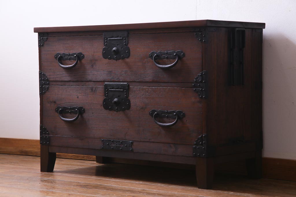 アンティーク家具　和製アンティーク　桐材　リメイク　重厚な鋲金具が渋さ漂う時代箪笥リビングボード(チェスト、アンティークチェスト、テレビ台、桐箪笥、桐たんす)