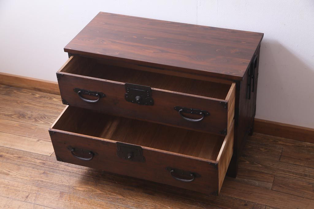 アンティーク家具　和製アンティーク　桐材　リメイク　重厚な鋲金具が渋さ漂う時代箪笥リビングボード(チェスト、アンティークチェスト、テレビ台、桐箪笥、桐たんす)