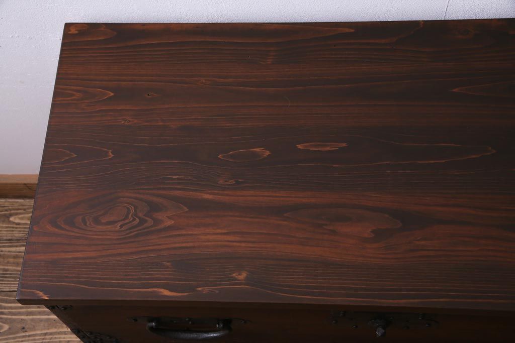 アンティーク家具　和製アンティーク　桐材　リメイク　重厚な鋲金具が渋さ漂う時代箪笥リビングボード(チェスト、アンティークチェスト、テレビ台、桐箪笥、桐たんす)