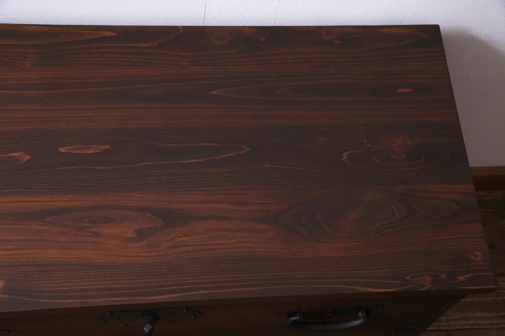 アンティーク家具　和製アンティーク　桐材　リメイク　重厚な鋲金具が渋さ漂う時代箪笥リビングボード(チェスト、アンティークチェスト、テレビ台、桐箪笥、桐たんす)