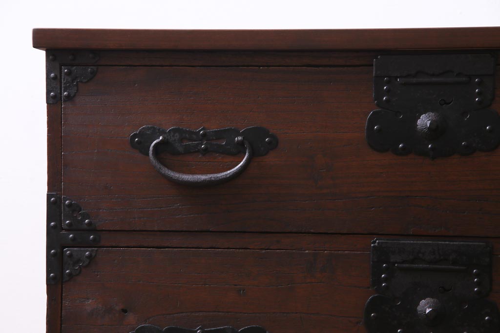 アンティーク家具　和製アンティーク　桐材　リメイク　重厚な鋲金具が渋さ漂う時代箪笥リビングボード(チェスト、アンティークチェスト、テレビ台、桐箪笥、桐たんす)