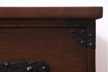 アンティーク家具　和製アンティーク　桐材　リメイク　重厚な鋲金具が渋さ漂う時代箪笥リビングボード(チェスト、アンティークチェスト、テレビ台、桐箪笥、桐たんす)