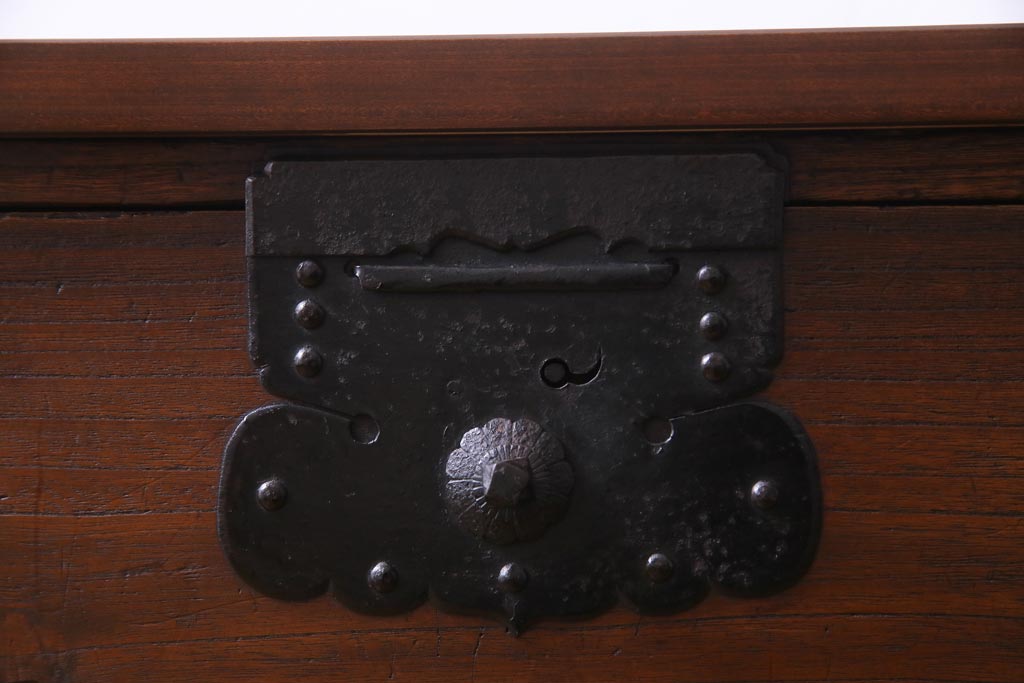 アンティーク家具　和製アンティーク　桐材　リメイク　重厚な鋲金具が渋さ漂う時代箪笥リビングボード(チェスト、アンティークチェスト、テレビ台、桐箪笥、桐たんす)