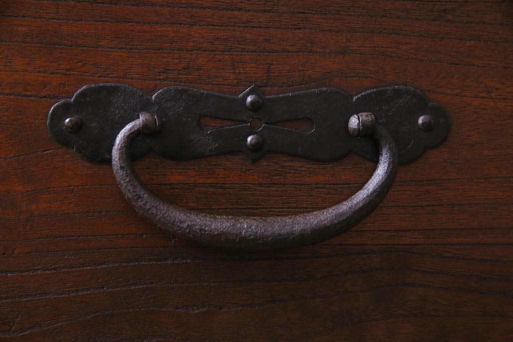 アンティーク家具　和製アンティーク　桐材　リメイク　重厚な鋲金具が渋さ漂う時代箪笥リビングボード(チェスト、アンティークチェスト、テレビ台、桐箪笥、桐たんす)