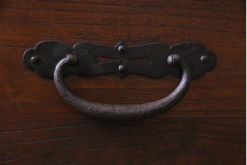 アンティーク家具　和製アンティーク　桐材　リメイク　重厚な鋲金具が渋さ漂う時代箪笥リビングボード(チェスト、アンティークチェスト、テレビ台、桐箪笥、桐たんす)