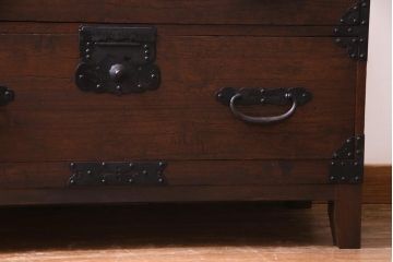 アンティーク家具　和製アンティーク　桐材　リメイク　重厚な鋲金具が渋さ漂う時代箪笥リビングボード(チェスト、アンティークチェスト、テレビ台、桐箪笥、桐たんす)