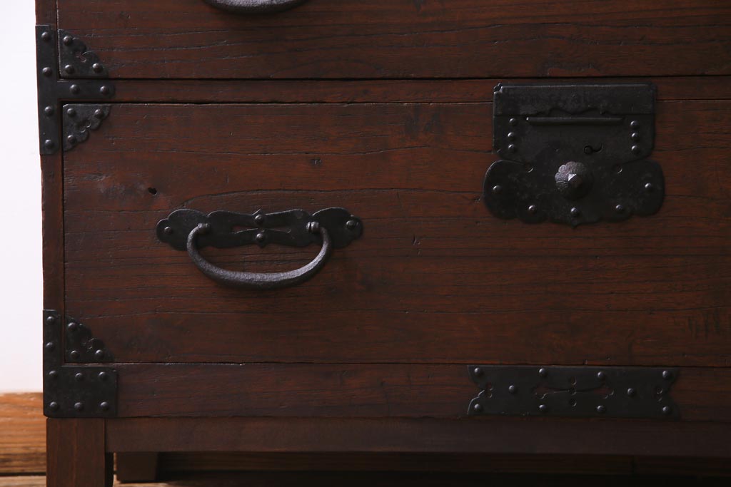 アンティーク家具　和製アンティーク　桐材　リメイク　重厚な鋲金具が渋さ漂う時代箪笥リビングボード(チェスト、アンティークチェスト、テレビ台、桐箪笥、桐たんす)