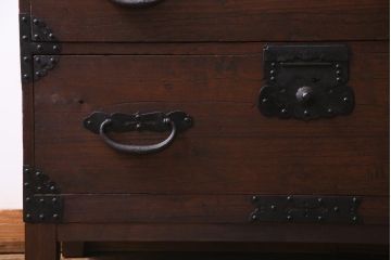 アンティーク家具　和製アンティーク　桐材　リメイク　重厚な鋲金具が渋さ漂う時代箪笥リビングボード(チェスト、アンティークチェスト、テレビ台、桐箪笥、桐たんす)