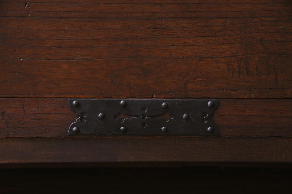 アンティーク家具　和製アンティーク　桐材　リメイク　重厚な鋲金具が渋さ漂う時代箪笥リビングボード(チェスト、アンティークチェスト、テレビ台、桐箪笥、桐たんす)