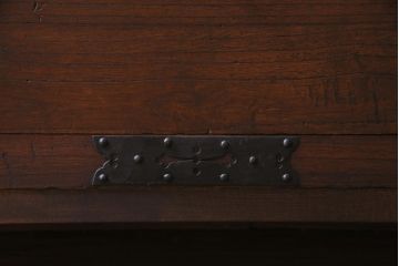 アンティーク家具　和製アンティーク　桐材　リメイク　重厚な鋲金具が渋さ漂う時代箪笥リビングボード(チェスト、アンティークチェスト、テレビ台、桐箪笥、桐たんす)