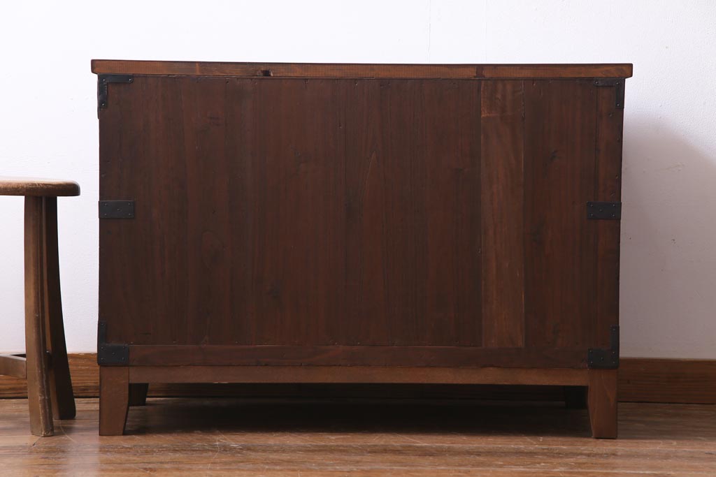 アンティーク家具　和製アンティーク　桐材　リメイク　重厚な鋲金具が渋さ漂う時代箪笥リビングボード(チェスト、アンティークチェスト、テレビ台、桐箪笥、桐たんす)