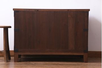 アンティーク家具　和製アンティーク　桐材　リメイク　重厚な鋲金具が渋さ漂う時代箪笥リビングボード(チェスト、アンティークチェスト、テレビ台、桐箪笥、桐たんす)