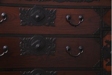 アンティーク家具　和製アンティーク　前面ケヤキ材　木地呂塗り　重厚な佇まいが貫禄漂う仙台箪笥(野郎箪笥、衣装箪笥、引き出し)