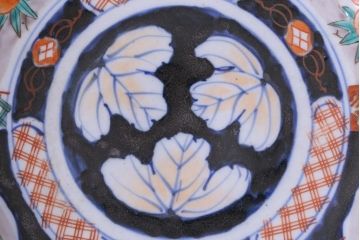 骨董　明治期　深い藍色と朱色の対比が印象的な色絵皿(和食器)