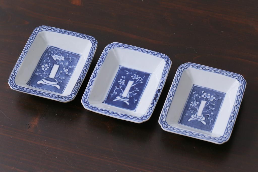 江戸期　梅の図　和の空間を彩るアンティークの染付小皿3枚セット(角皿、和食器)(1)