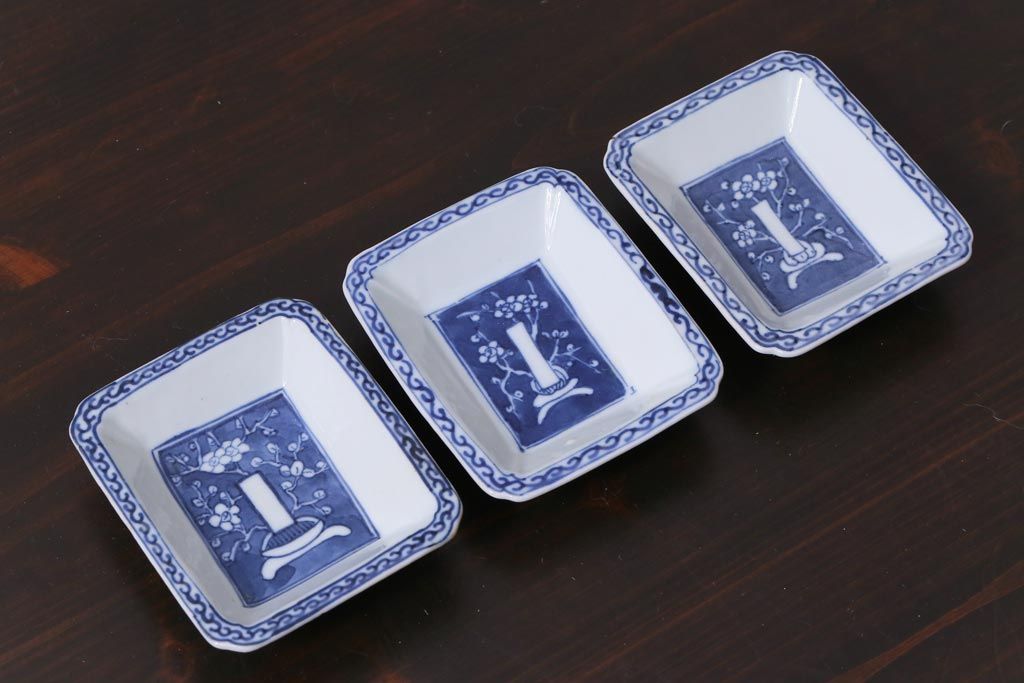 江戸期　梅の図　和の空間を彩るアンティークの染付小皿3枚セット(角皿、和食器)(1)