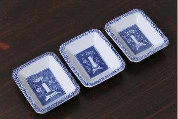江戸期　梅の図　和の空間を彩るアンティークの染付小皿3枚セット(角皿、和食器)(1)