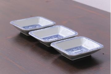 江戸期　梅の図　和の空間を彩るアンティークの染付小皿3枚セット(角皿、和食器)(1)