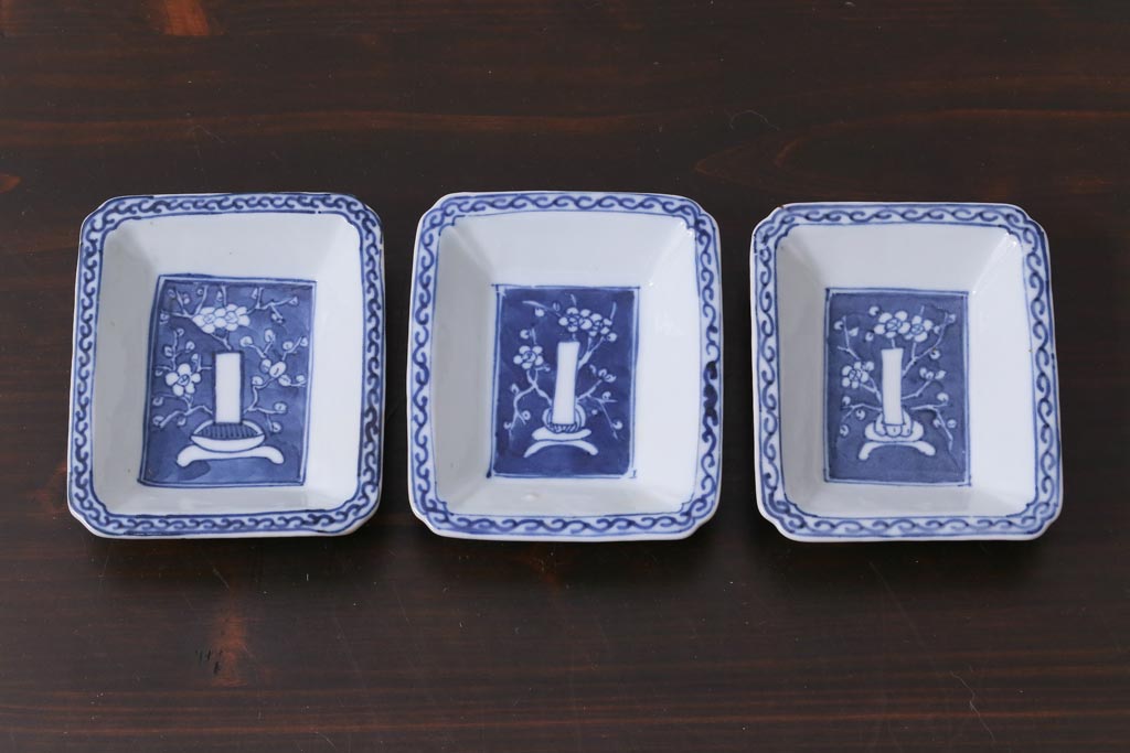 江戸期　梅の図　和の空間を彩るアンティークの染付小皿3枚セット(角皿、和食器)(1)