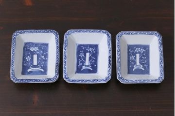 江戸期　梅の図　和の空間を彩るアンティークの染付小皿3枚セット(角皿、和食器)(1)