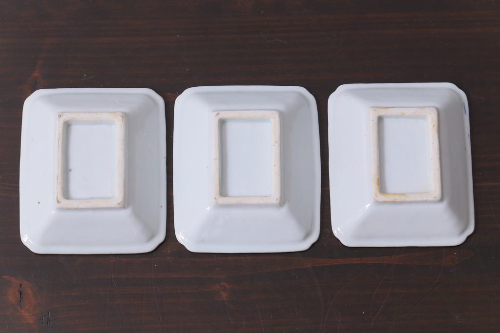 江戸期　梅の図　和の空間を彩るアンティークの染付小皿3枚セット(角皿、和食器)(1)