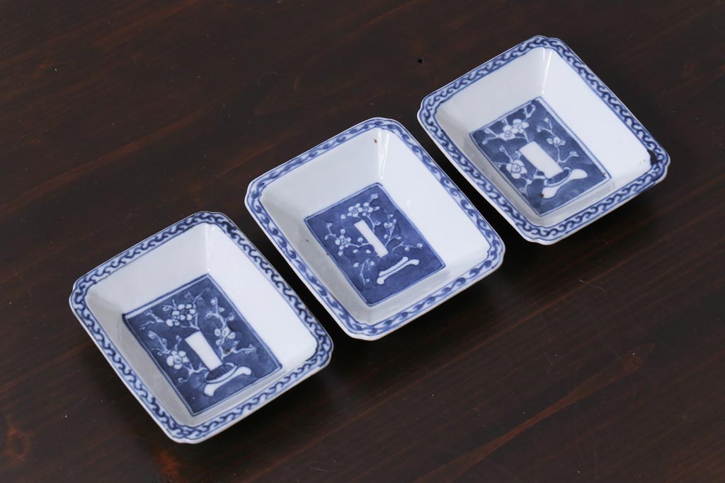 江戸期　梅の図　和の空間を彩るアンティークの染付小皿3枚セット(角皿、和食器)(2)