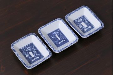 江戸期　梅の図　和の空間を彩るアンティークの染付小皿3枚セット(角皿、和食器)(2)