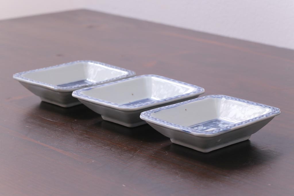 江戸期　梅の図　和の空間を彩るアンティークの染付小皿3枚セット(角皿、和食器)(2)