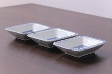 江戸期　梅の図　和の空間を彩るアンティークの染付小皿3枚セット(角皿、和食器)(2)