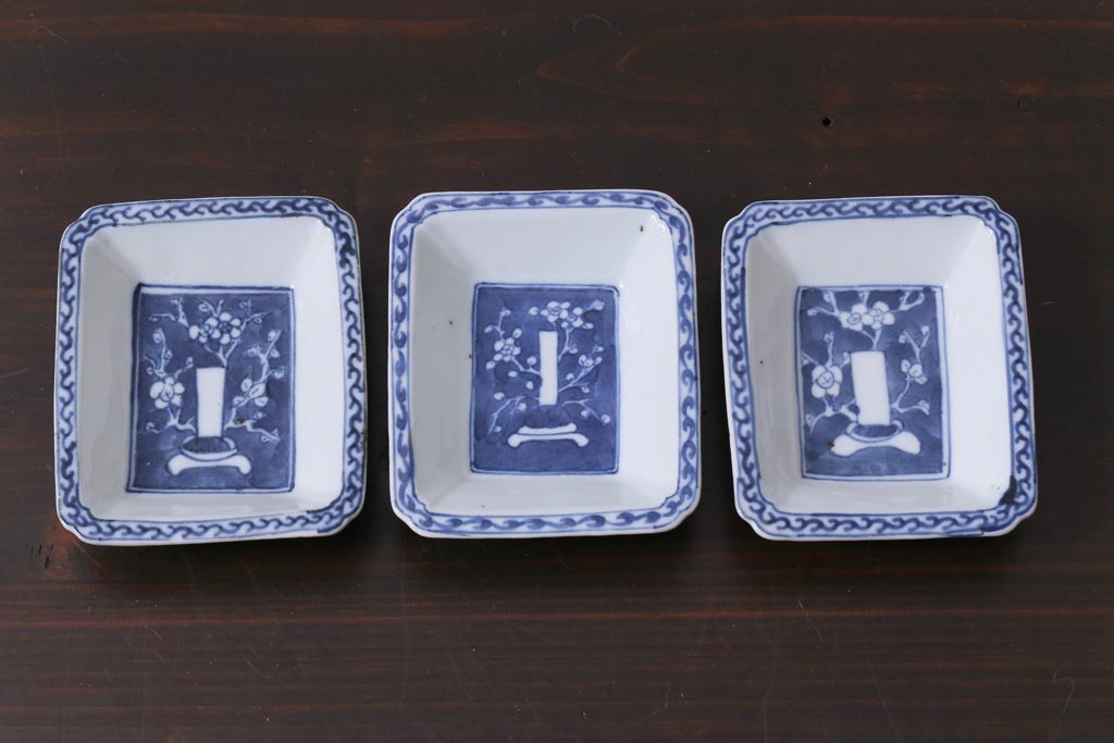 江戸期　梅の図　和の空間を彩るアンティークの染付小皿3枚セット(角皿、和食器)(2)