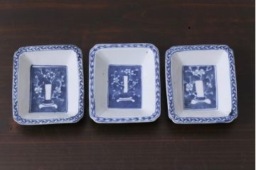 江戸期　梅の図　和の空間を彩るアンティークの染付小皿3枚セット(角皿、和食器)(2)