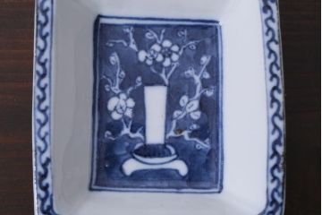 江戸期　梅の図　和の空間を彩るアンティークの染付小皿3枚セット(角皿、和食器)(2)