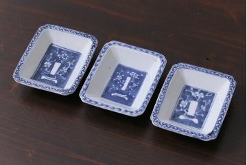 江戸期　梅の図　和の空間を彩るアンティークの染付小皿3枚セット(角皿、和食器)(2)