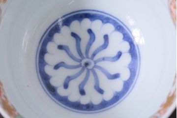 和製アンティーク　江戸期　草花文　色彩鮮やかな色絵の向付(そば猪口、和食器)(1)