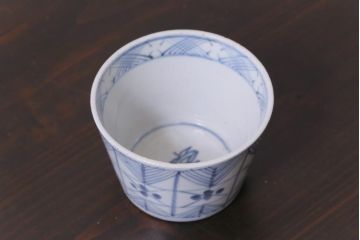 江戸後期　四弁花文　幾何学模様がおしゃれなそば猪口(蕎麦猪口、和食器)(1)