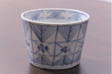 江戸後期　四弁花文　幾何学模様がおしゃれなそば猪口(蕎麦猪口、和食器)(1)
