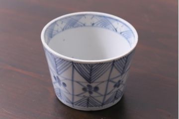 江戸後期　四弁花文　幾何学模様がおしゃれなそば猪口(蕎麦猪口、和食器)(1)