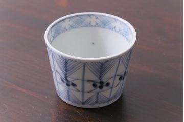 江戸後期　四弁花文 淡い藍が味わい深いアンティークのそば猪口(蕎麦猪口、和食器)(1)