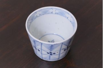 江戸後期　四弁花文 淡い藍が味わい深いアンティークのそば猪口(蕎麦猪口、和食器)(1)