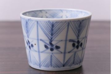 江戸後期　四弁花文 淡い藍が味わい深いアンティークのそば猪口(蕎麦猪口、和食器)(1)