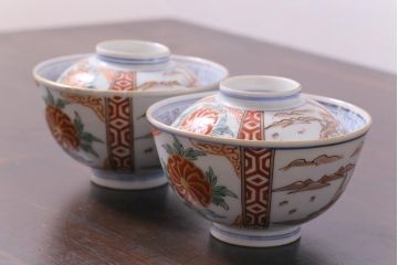 和製アンティーク　古伊万里　江戸期　華やかな色絵染付の蓋つき茶碗2客セット(和食器)