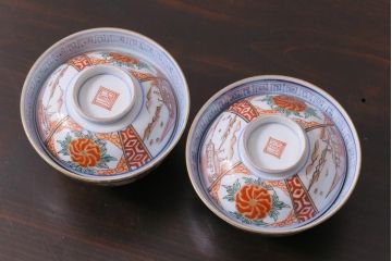 和製アンティーク　古伊万里　江戸期　華やかな色絵染付の蓋つき茶碗2客セット(和食器)