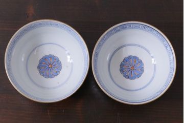 和製アンティーク　古伊万里　江戸期　華やかな色絵染付の蓋つき茶碗2客セット(和食器)