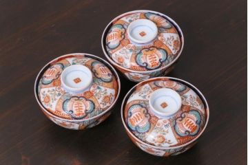 和製アンティーク　伊万里　豊かな彩りを感じる色絵の蓋付き茶碗3客セット(和食器)