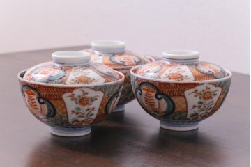 和製アンティーク　伊万里　豊かな彩りを感じる色絵の蓋付き茶碗3客セット(和食器)