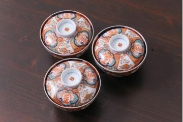 和製アンティーク　伊万里　豊かな彩りを感じる色絵の蓋付き茶碗3客セット(和食器)