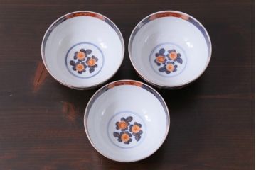 和製アンティーク　伊万里　豊かな彩りを感じる色絵の蓋付き茶碗3客セット(和食器)