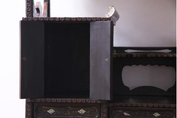 アンティーク家具　和製アンティーク　漆塗り　布目塗り　螺鈿・象嵌細工　花鳥図の茶棚(飾棚)
