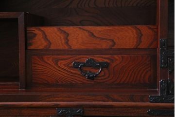 中古　伝統民芸　岩谷堂箪笥　菊幸　欅の杢目と金具が迫力のある61間茶棚(食器棚、収納棚)(定価約146万円)