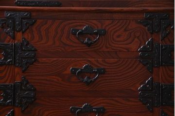 中古　伝統民芸　岩谷堂箪笥　菊幸　欅の杢目と金具が迫力のある61間茶棚(食器棚、収納棚)(定価約146万円)